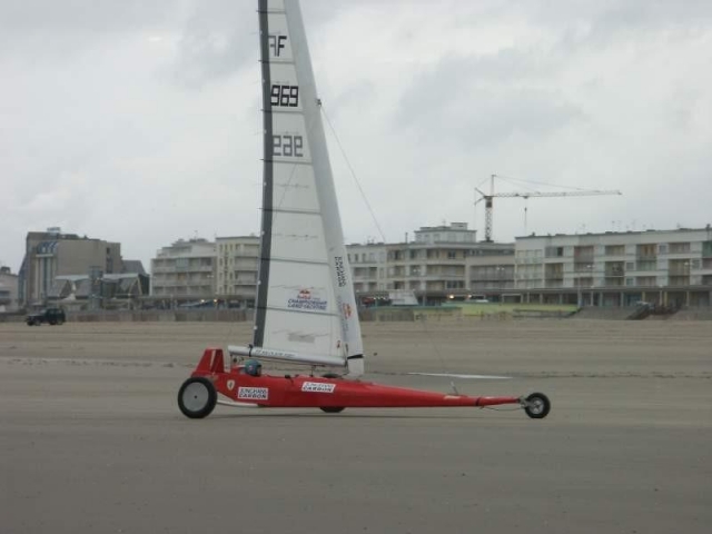  Descubrimiento del velero en la playa de Pas de Calais 